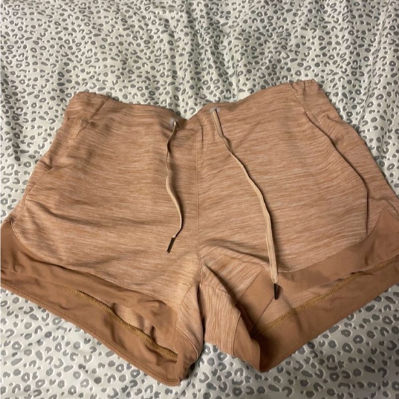 NWOT Lululemon size 6 shorts - Picture 1 of 2